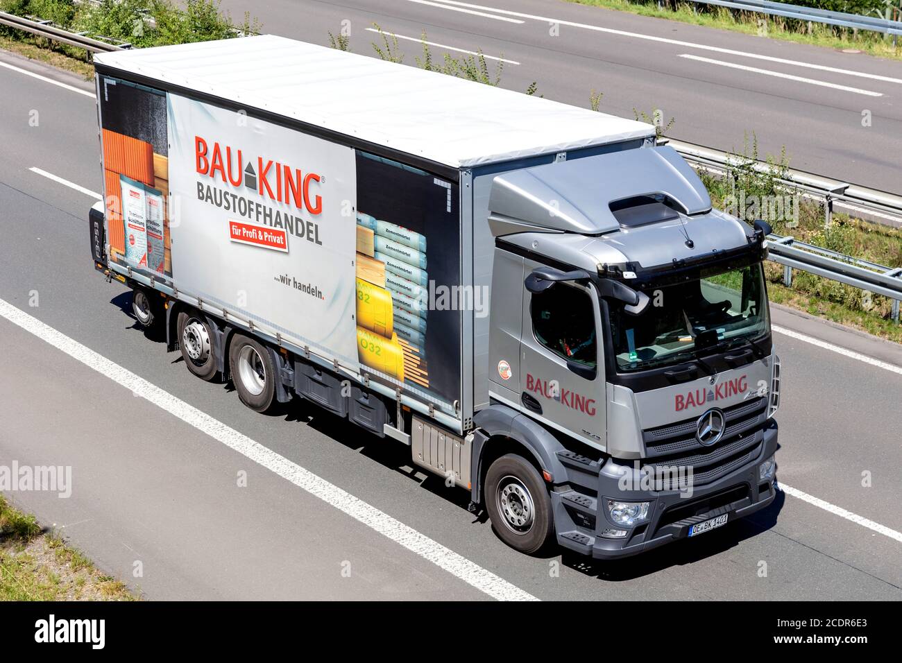 Camion BAUKING sur autoroute. BAUKING est l'un des leaders du marché allemand des matériaux de construction et du bois d'œuvre. Banque D'Images