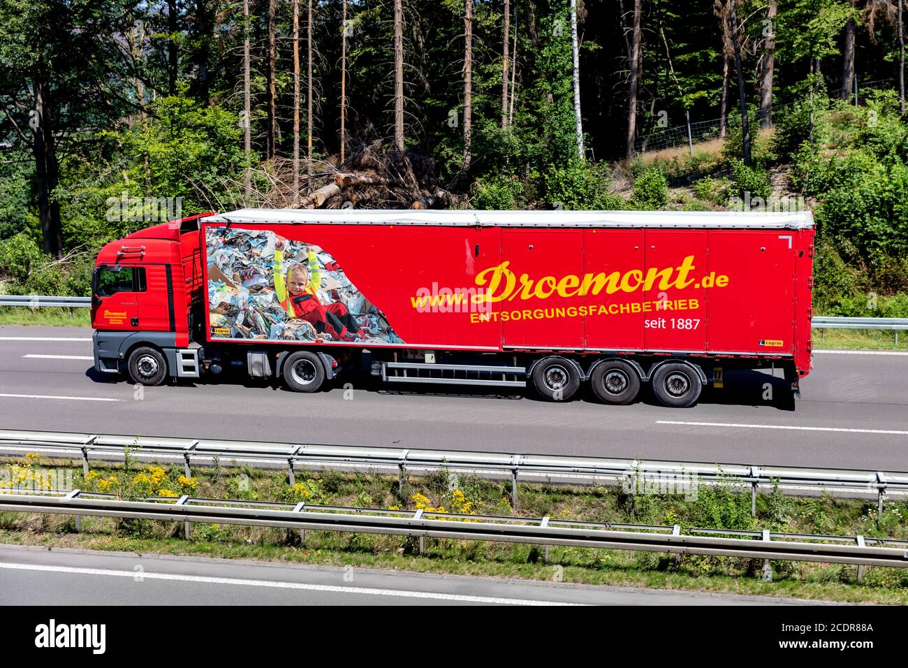 Camion Droemont MAN TGX avec remorque en vrac sur autoroute. Banque D'Images