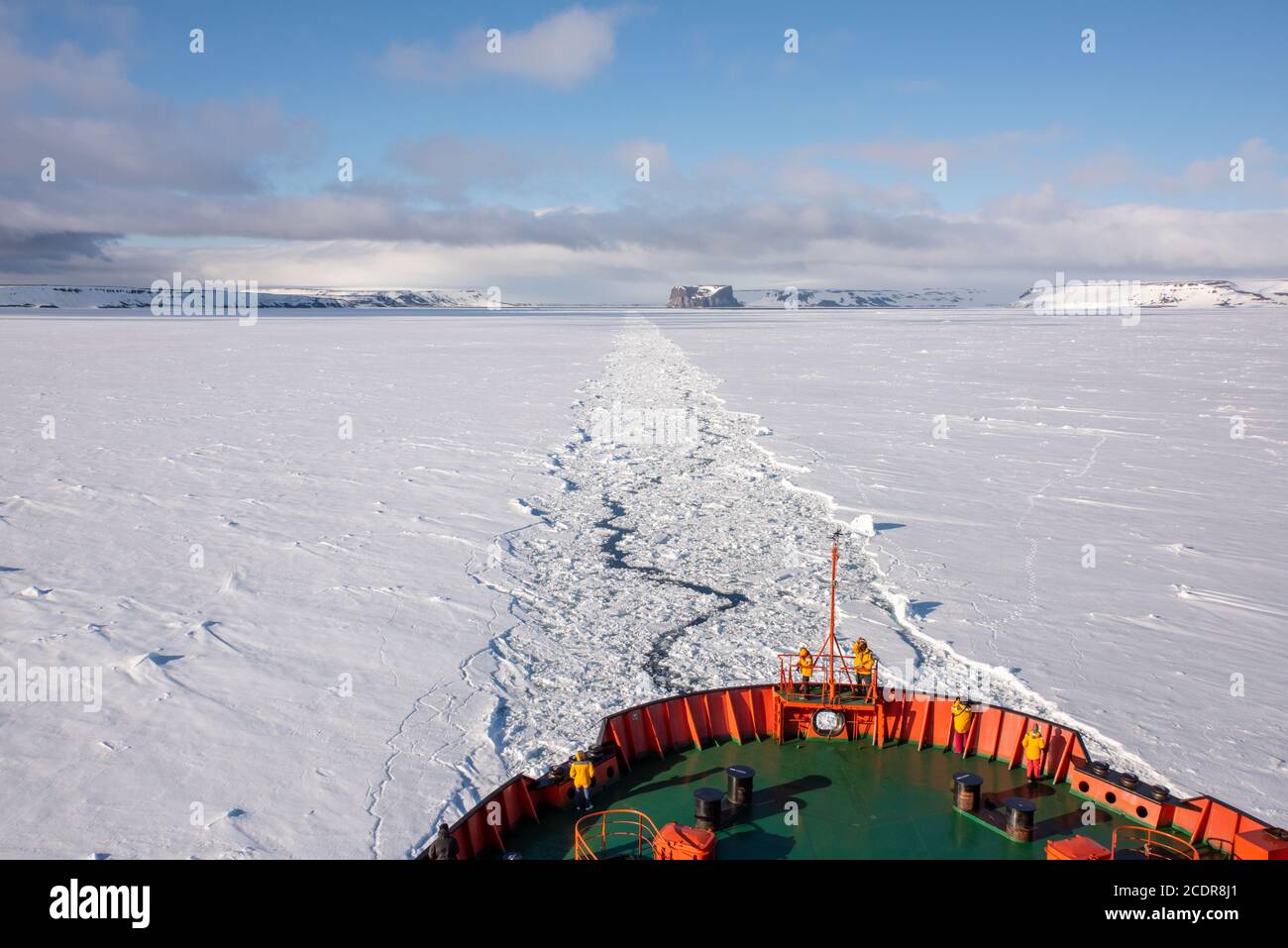 Russie, Haut-Arctique, Franz Josef Land. Tikhaya Bukhta aka Bukhta Tikhaya (Calm Bay) avec les falaises d'oiseaux de Rubini Rock. Brise-glace, 50 ans de victoire. Banque D'Images