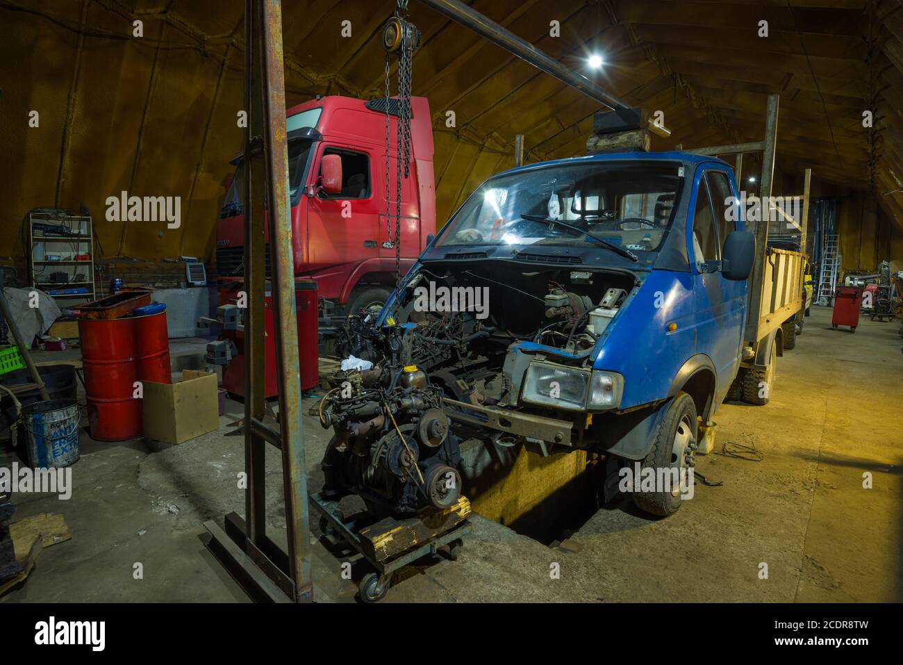 SAINT-PÉTERSBOURG, RUSSIE - 12 AOÛT 2018 : camion léger GAZ-33021 « Gazelle » avec le moteur déposé sur un service de voiture de chargement Banque D'Images
