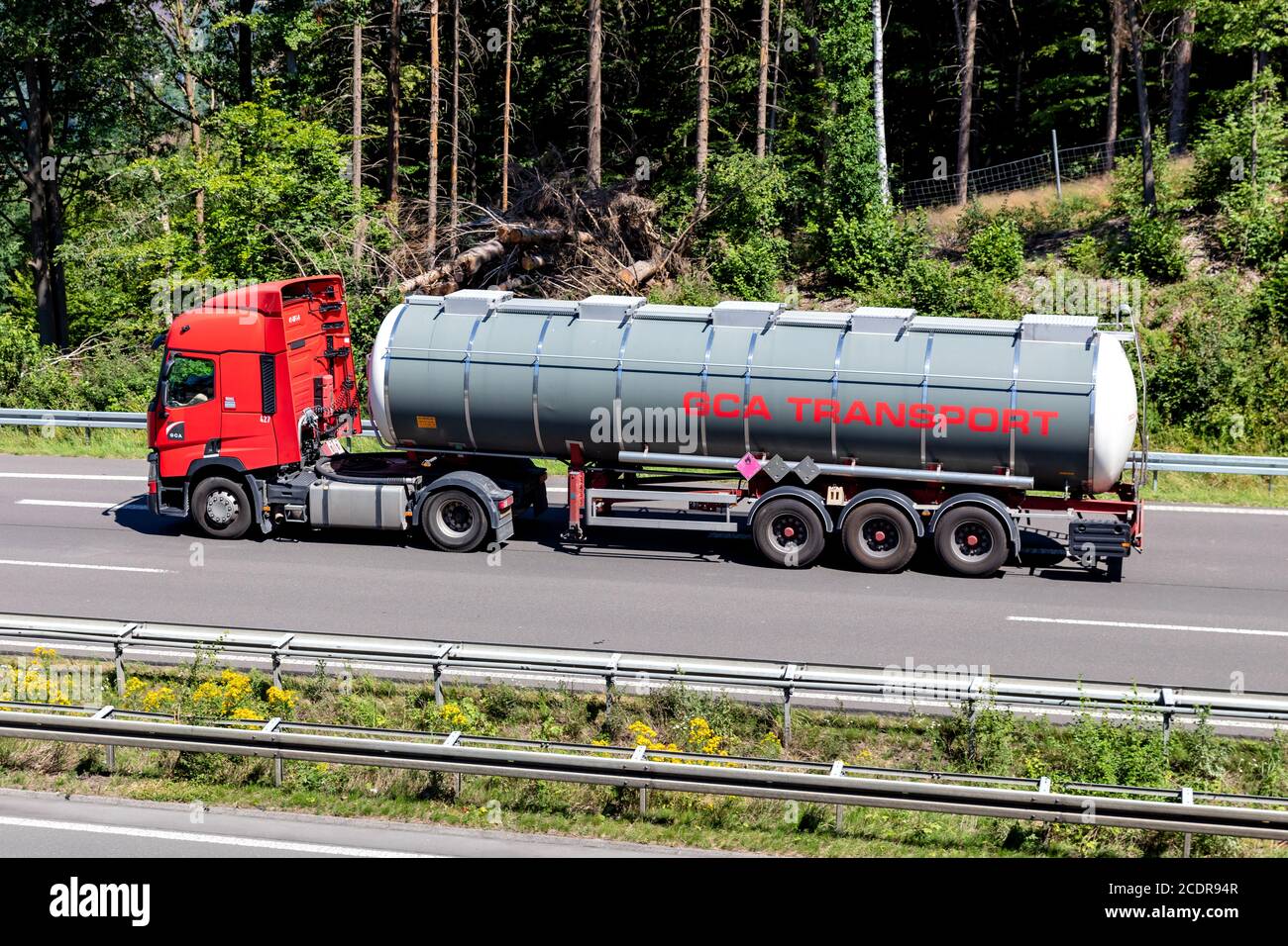 GCA transport chariot Renault avec remorque-citerne sur autoroute. Banque D'Images GCA transport chariot Renault avec remorque-citerne sur autoroute. Banque D'Images