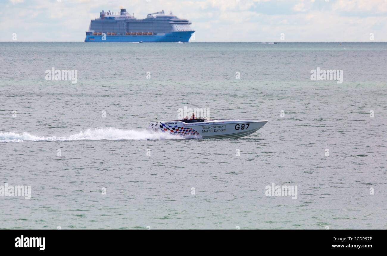 Bournemouth, Dorset, Royaume-Uni. 29 août 2020. 2020 Poole Bay 100 Offshore bateau de moteur course. Avec tant d'événements annulés en raison de Covid-19, l'excitation revient à Bournemouth pour voir les sensations fortes des courses de bateau à moteur autour de Poole Bay pour les Championnats du monde UKOPRA Round 1. Crédit : Carolyn Jenkins/Alay Live News Banque D'Images