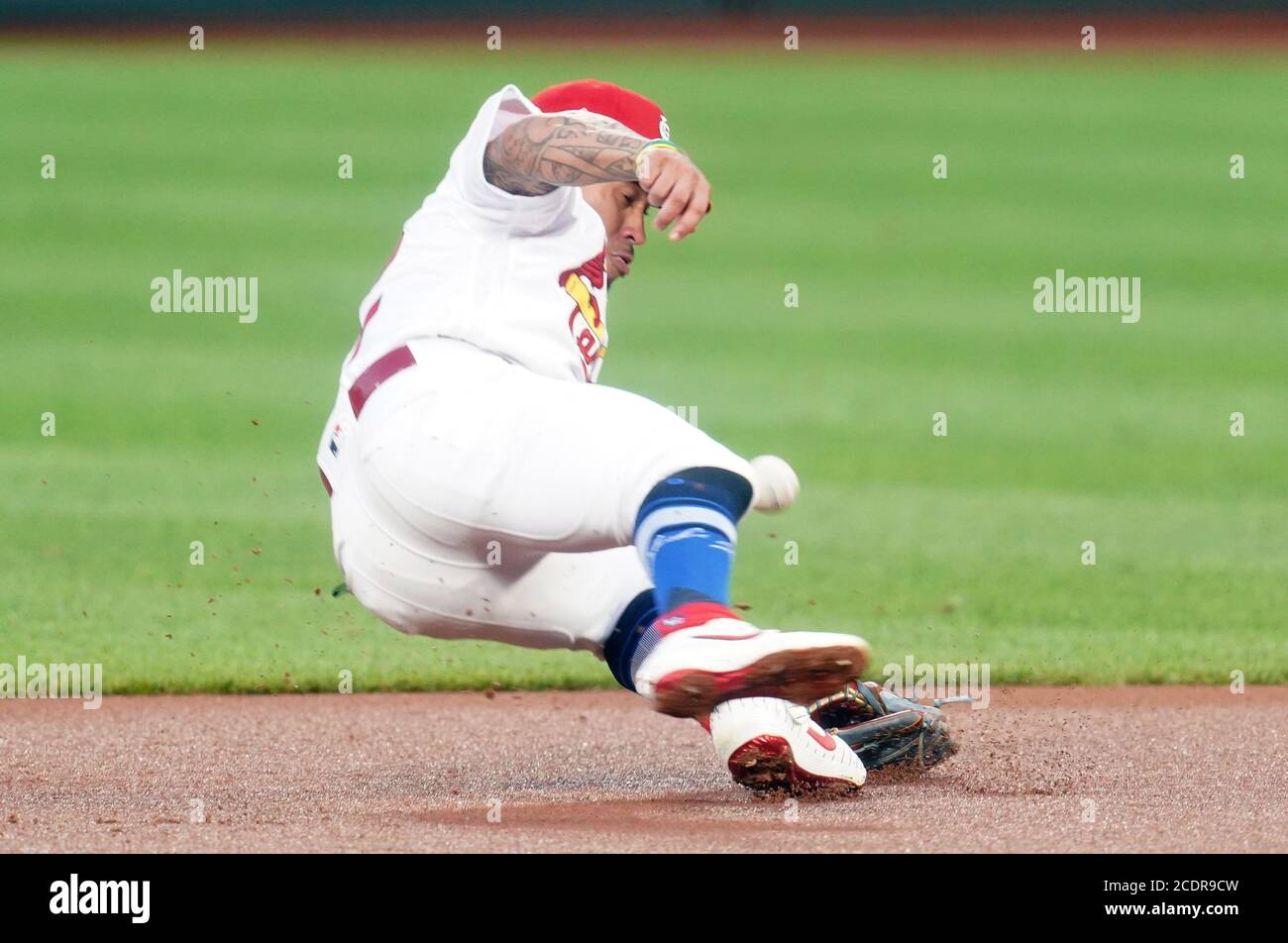 Kolten Wong, deuxième basteur des Cardinals de St. Louis, ne peut pas venir avec une balle au sol au large de la chauve-souris des Cleveland Indians Francisco Lindor dans le premier repas au Busch Stadium de St. Louis le vendredi 28 août 2020. Photo par Bill Greenblatt/UPI crédit: UPI/Alay Live News Banque D'Images