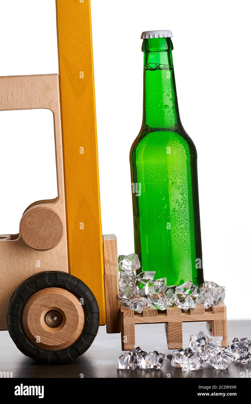 Transpalette avec bouteille de bière verte réfrigérée Banque D'Images