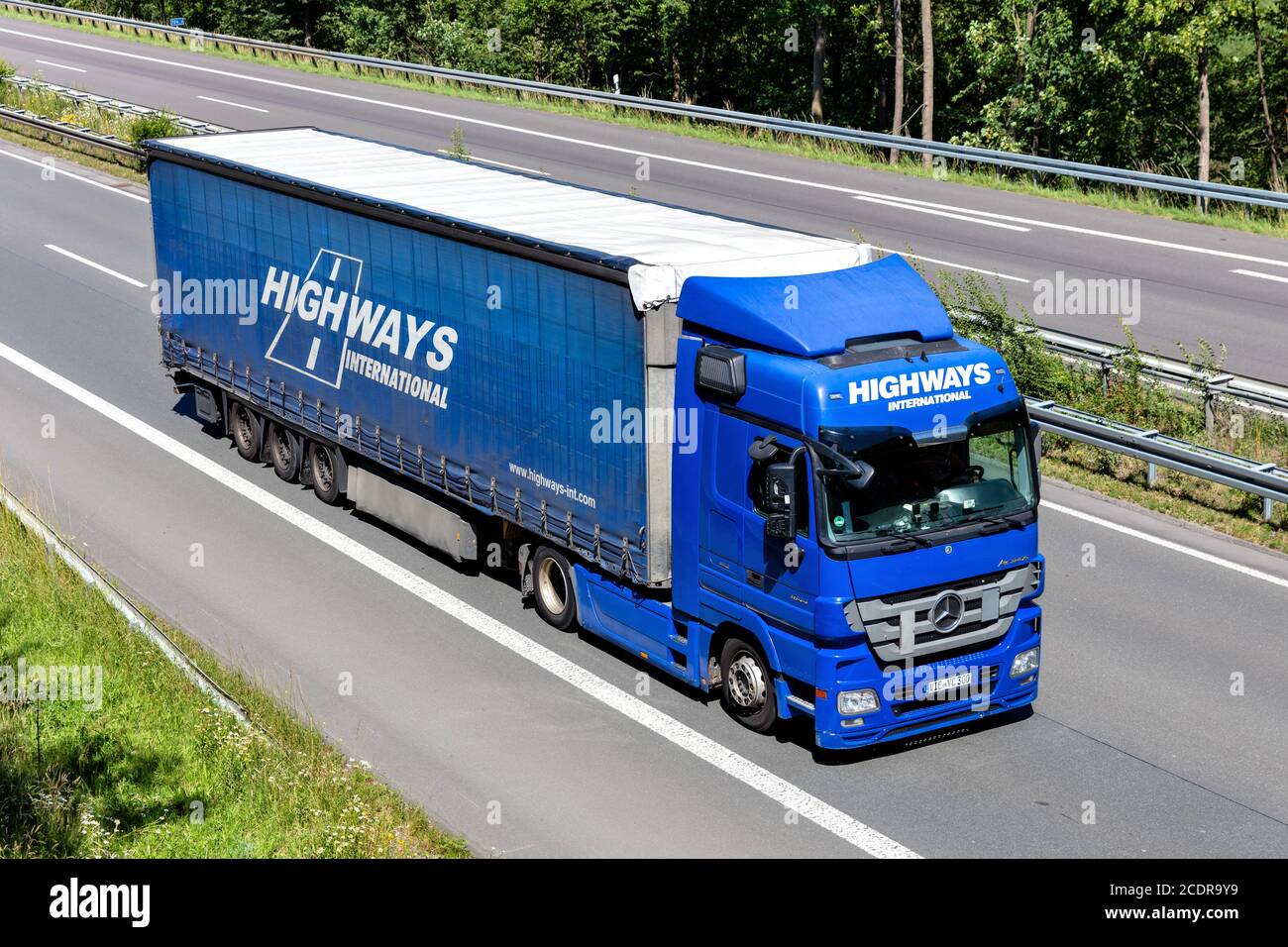 Autoroutes camion Mercedes-Benz Actros avec remorque sur l'autoroute. Banque D'Images