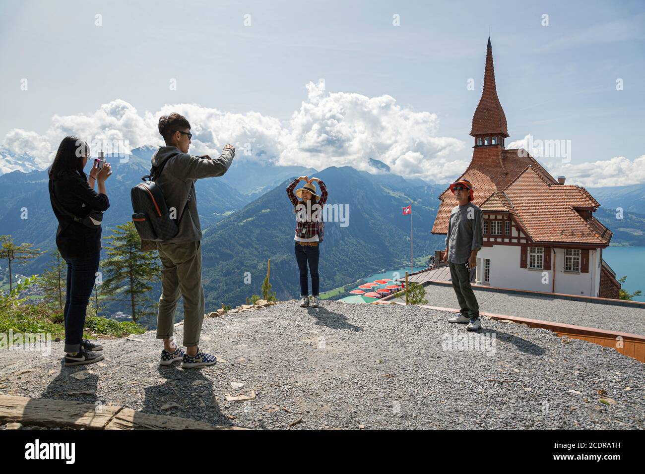Touristes posant pour une photo à Harder Kulm, Interlaken, Suisse Banque D'Images