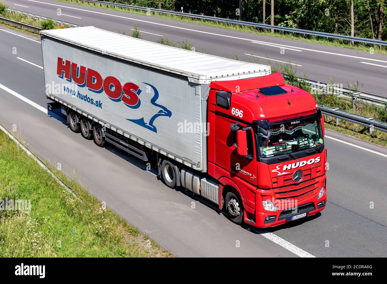 Camion Hudos Mercedes-Benz Actros avec remorque sur l'autoroute. Banque D'Images