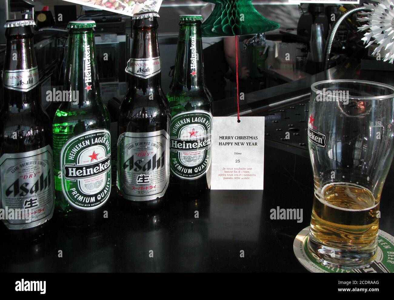 Une sélection de bières au bar de l'aéroport. Banque D'Images