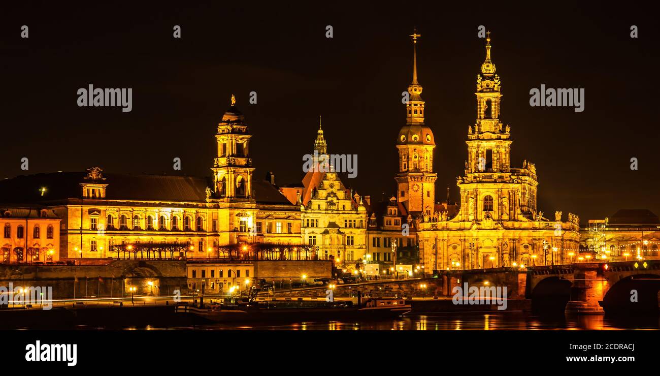 Maisons, Palais résidentiel et Hofkirche la nuit, vieille ville historique de Dresde, Saxe, Allemagne. Banque D'Images