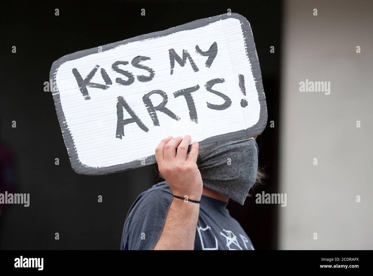 Londres, Royaume-Uni. 29 août 2020. Le protster tient une bannière « Kiss my arts ». L’action d’aujourd’hui s’inscrit dans le cadre d’une campagne plus large menée par des membres du personnel et des partisans de Tate, en protestation contre la réduction de 313 emplois par Tate Enterprises, en raison de la pandémie COVID-19. Crédit : Neil Atkinson/Alay Live News. Banque D'Images