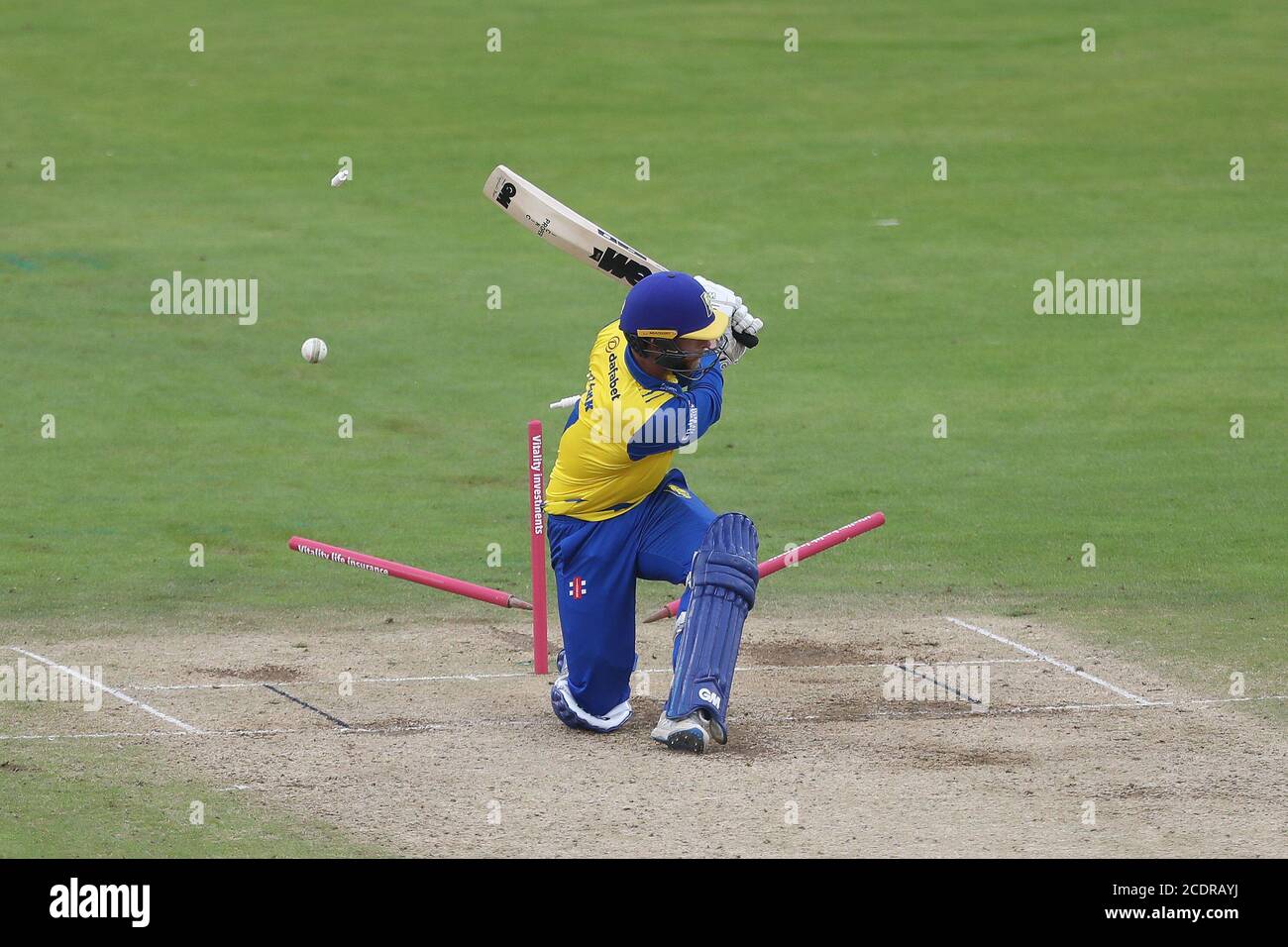 CHESTER LE STREET, ANGLETERRE. AOÛT le Graham Clark de Durham est animé par le Jake ball de Notts Outlaws lors du match de Vitality Blast T20 entre le Durham County Cricket Club et le Nottinghamshire à Emirates Riverside, Chester le samedi 29 août 2020. (Credit: Mark Fletcher | MI News) Credit: MI News & Sport /Alay Live News Banque D'Images