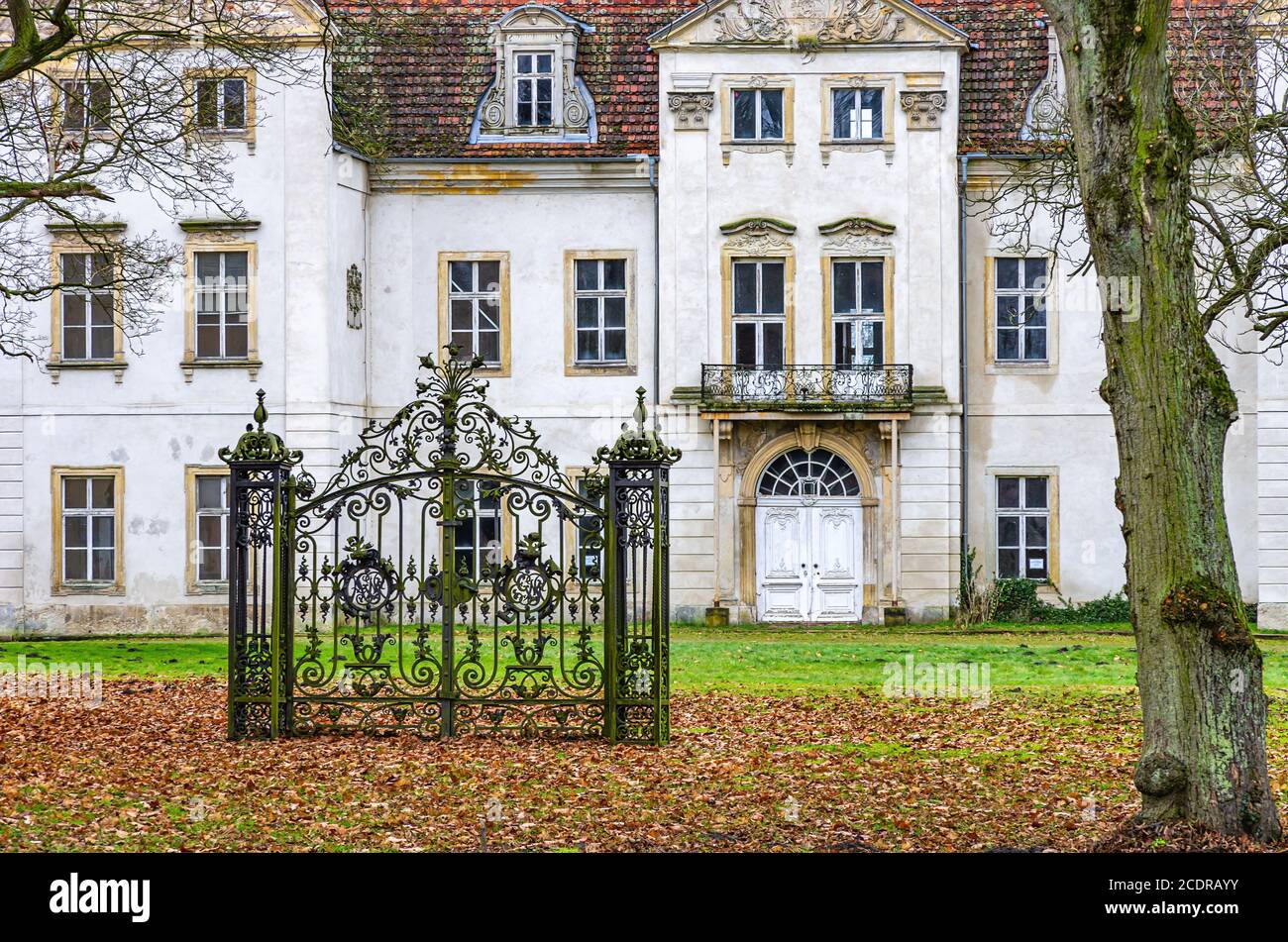 Derrière des portes fermées - un ancien manoir abandonné et délabré, Ivenack Manor, Mecklenburg-Pomerania, Allemagne. Banque D'Images