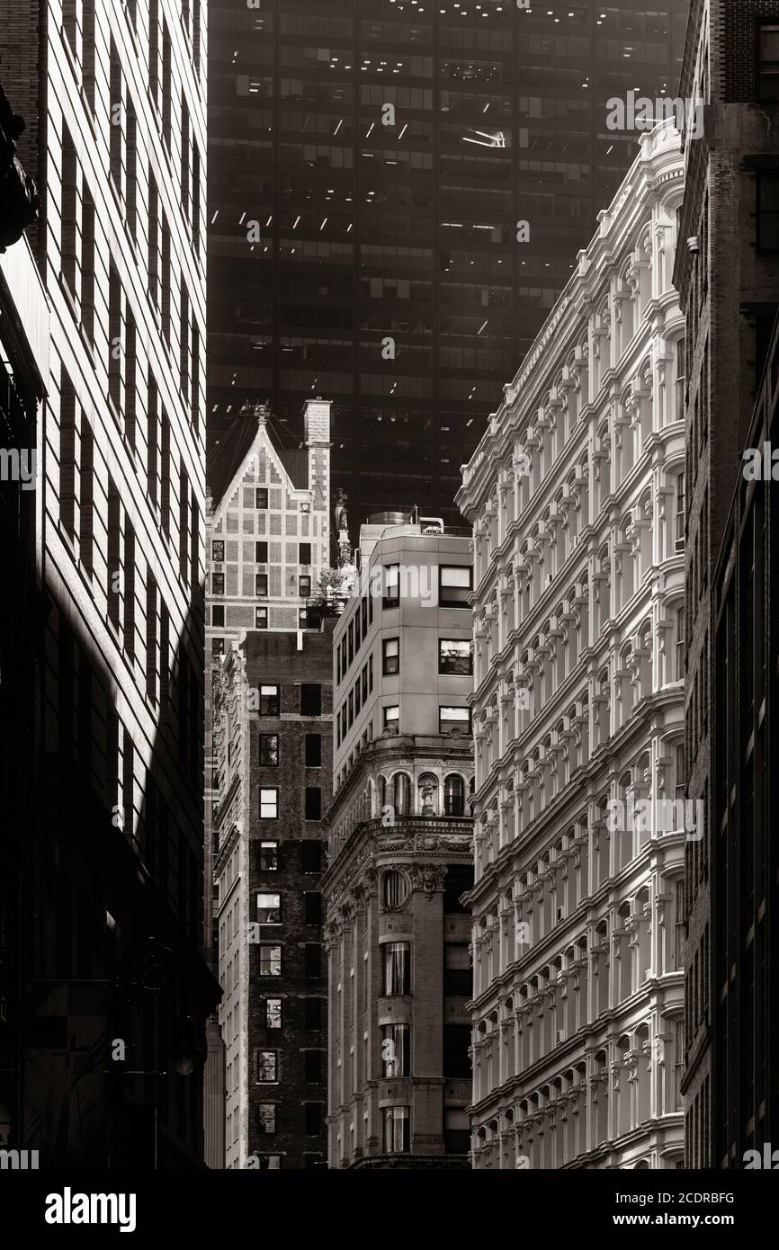 Vue sur la rue urbaine de New York avec architecture historique Banque D'Images