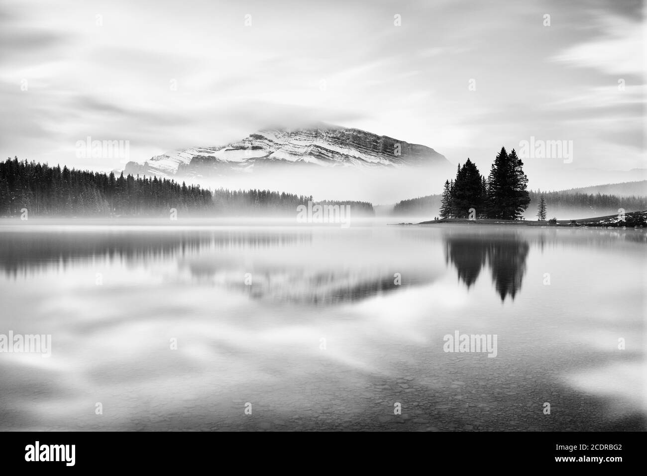 Avec le lac Two Jack Snow Mountain et de l'eau reflet dans le parc national de Banff au Canada. Banque D'Images