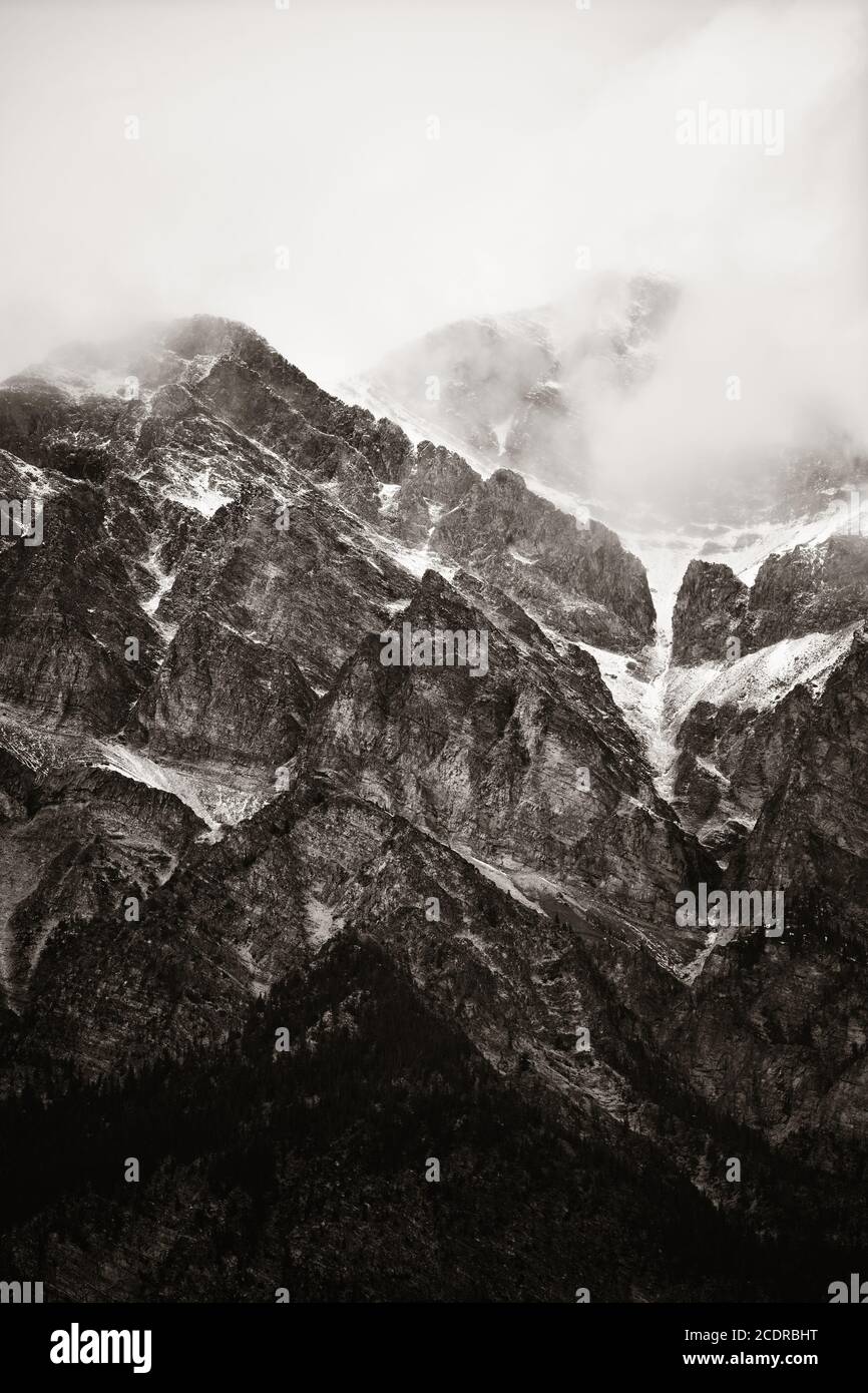 Snow Mountain vue rapprochée dans le parc national de Banff au Canada Banque D'Images