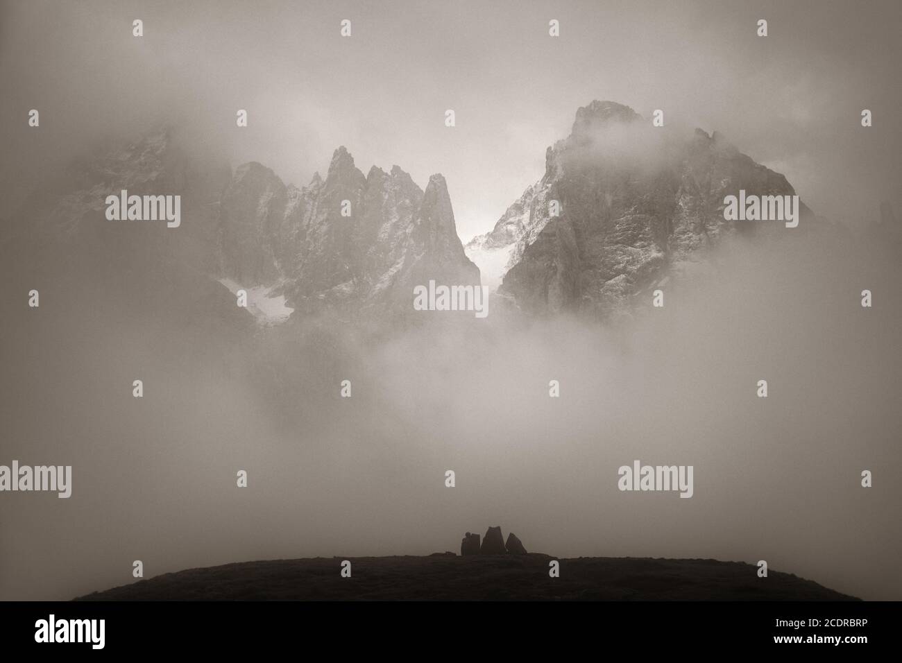 Paysage naturel des Dolomites dans le brouillard en Italie du Nord Banque D'Images