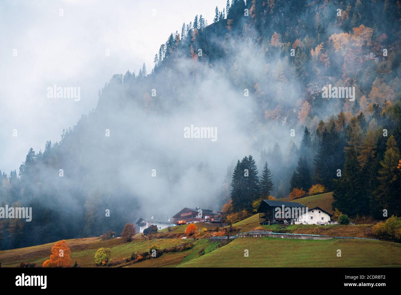 Paysage naturel des Dolomites avec des couleurs d'automne dans le brouillard avec maison en Italie du Nord Banque D'Images