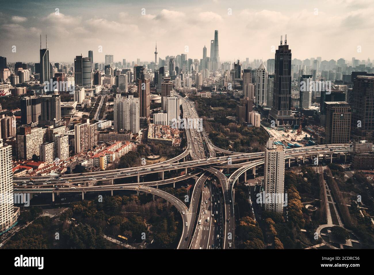 Shanghai Yanan Road avec pont trafic lourd en Chine. Banque D'Images