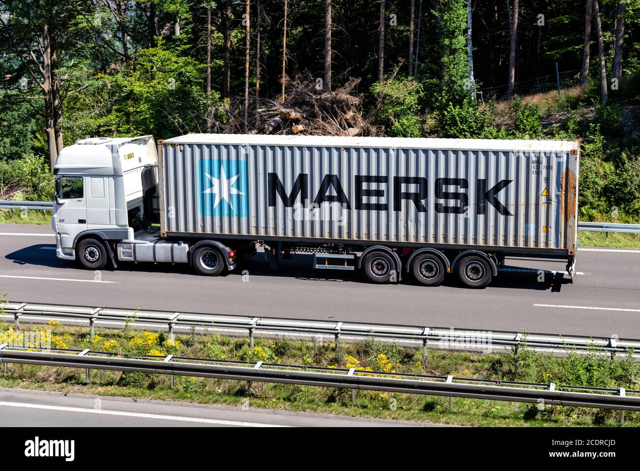 Chariot DAF XF avec conteneur Maersk sur autoroute. Banque D'Images
