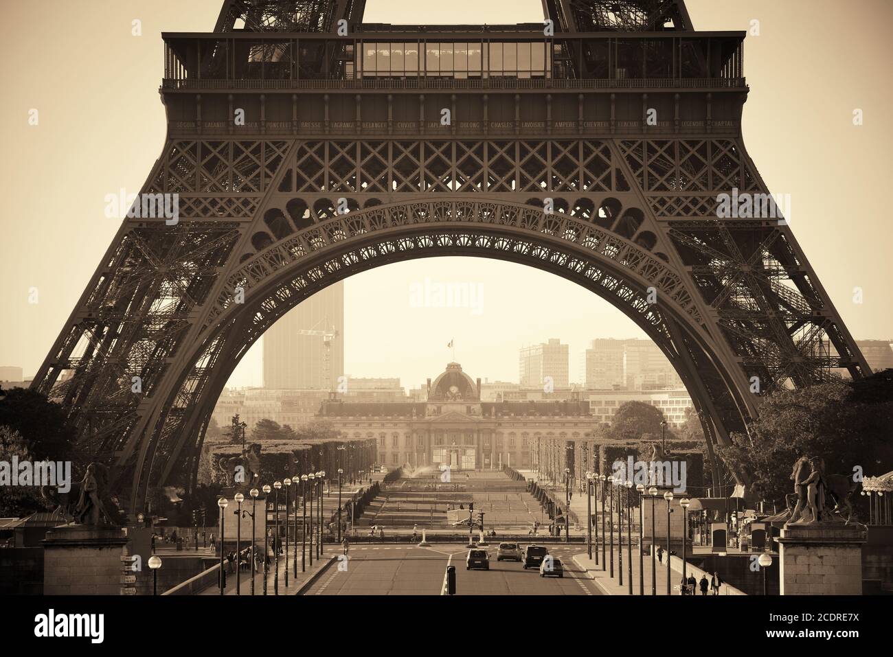 Gros plan de la Tour Eiffel avec rue que le célèbre monument de la ville à Paris Banque D'Images