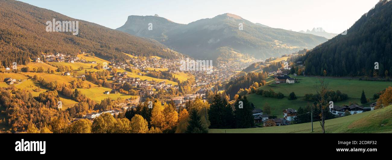 Village de Dolomites dans la vallée en Italie du Nord Banque D'Images