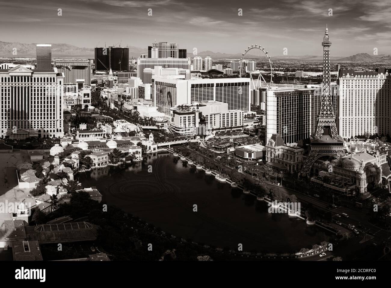 Vue sur la ville et l'horizon urbain avec un casino moderne et l'architecture de la station balnéaire dans le Strip de Las Vegas. Banque D'Images