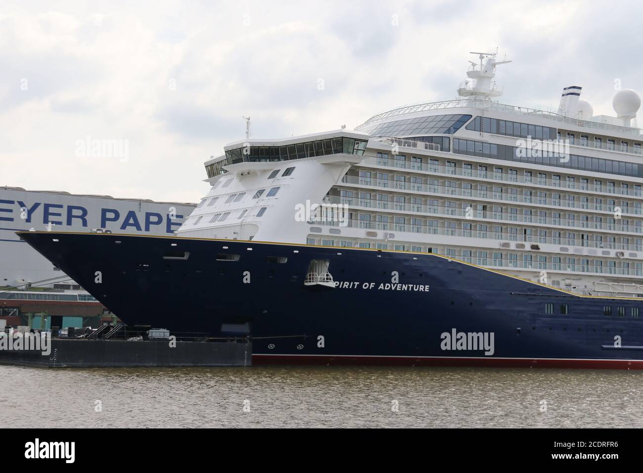 Le navire de croisière Spirit of Adventure se trouve devant le chantier naval Meyer à Papenburg le 1er août 2020. Banque D'Images