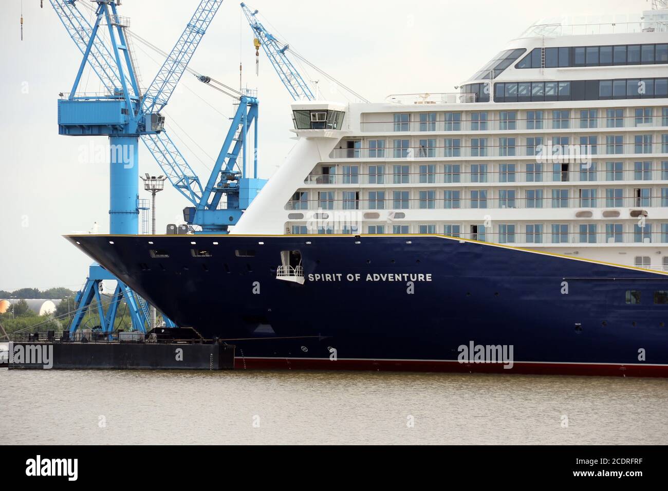 Le navire de croisière Spirit of Adventure se trouve devant le chantier naval Meyer à Papenburg le 1er août 2020. Banque D'Images