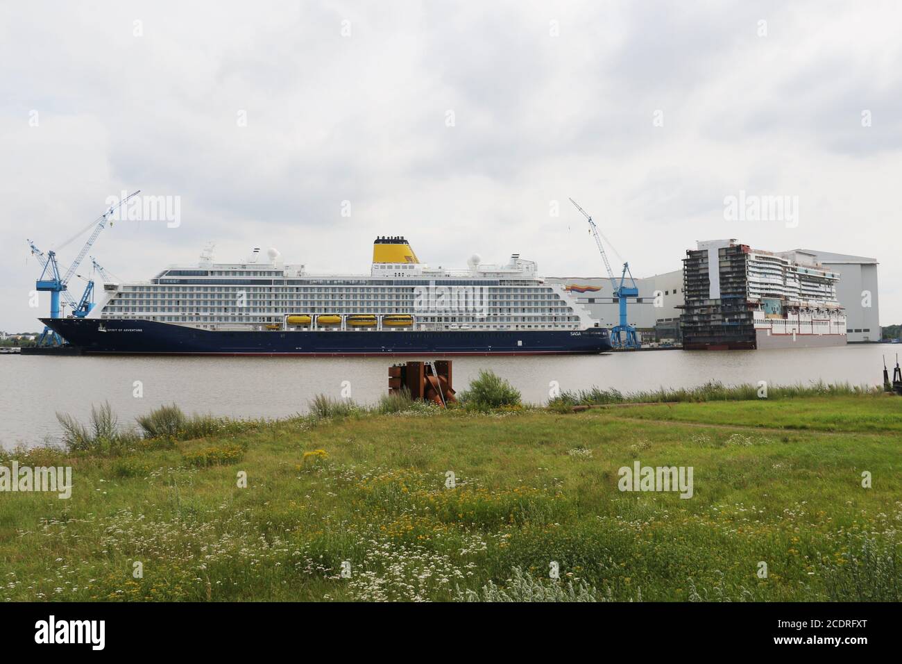 Le navire de croisière Spirit of Adventure se trouve devant le chantier naval Meyer à Papenburg le 1er août 2020. Banque D'Images