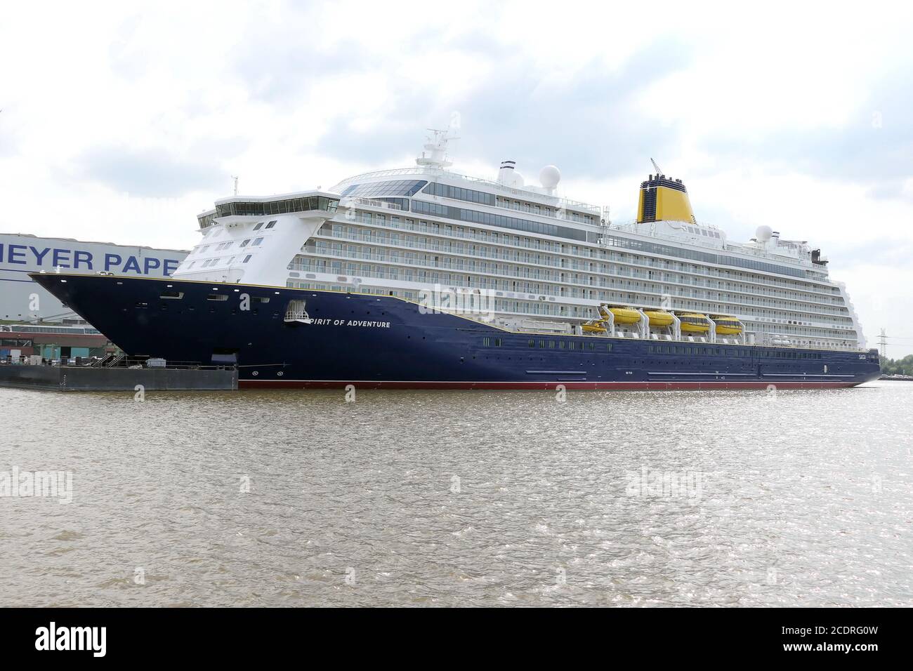 Le navire de croisière Spirit of Adventure se trouve devant le chantier naval Meyer à Papenburg le 1er août 2020. Banque D'Images