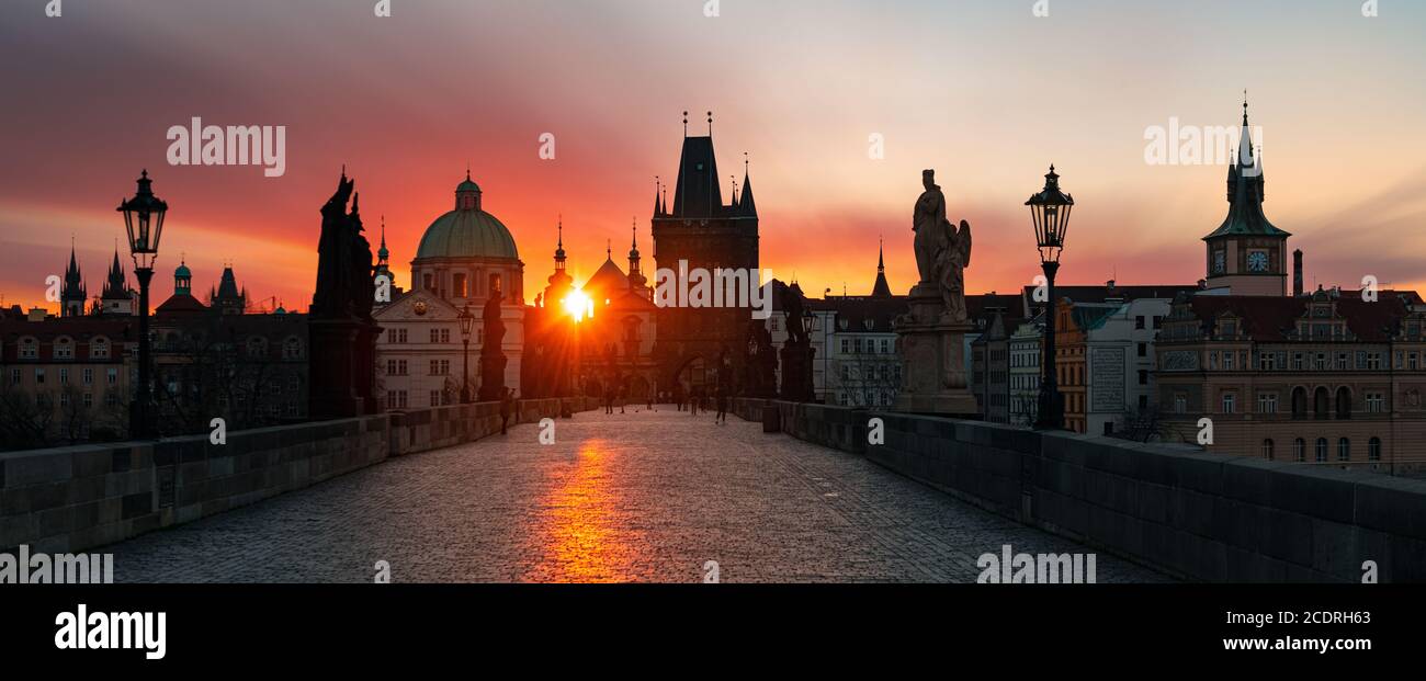 Vue sur Prague avec bâtiments historiques au lever du soleil en République tchèque Banque D'Images