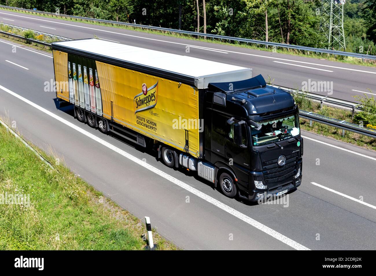 Camion Schweppes Mercedes-Benz Actros avec remorque sur l'autoroute. Banque D'Images
