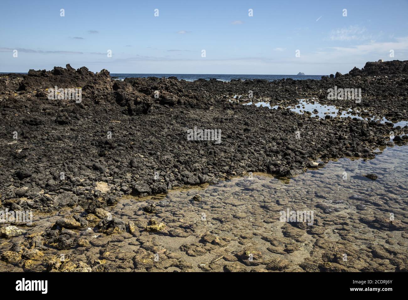 Plage avec pierres de lave à Orzola sur Lanzarote, îles Canaries, Espagne, Europe Banque D'Images