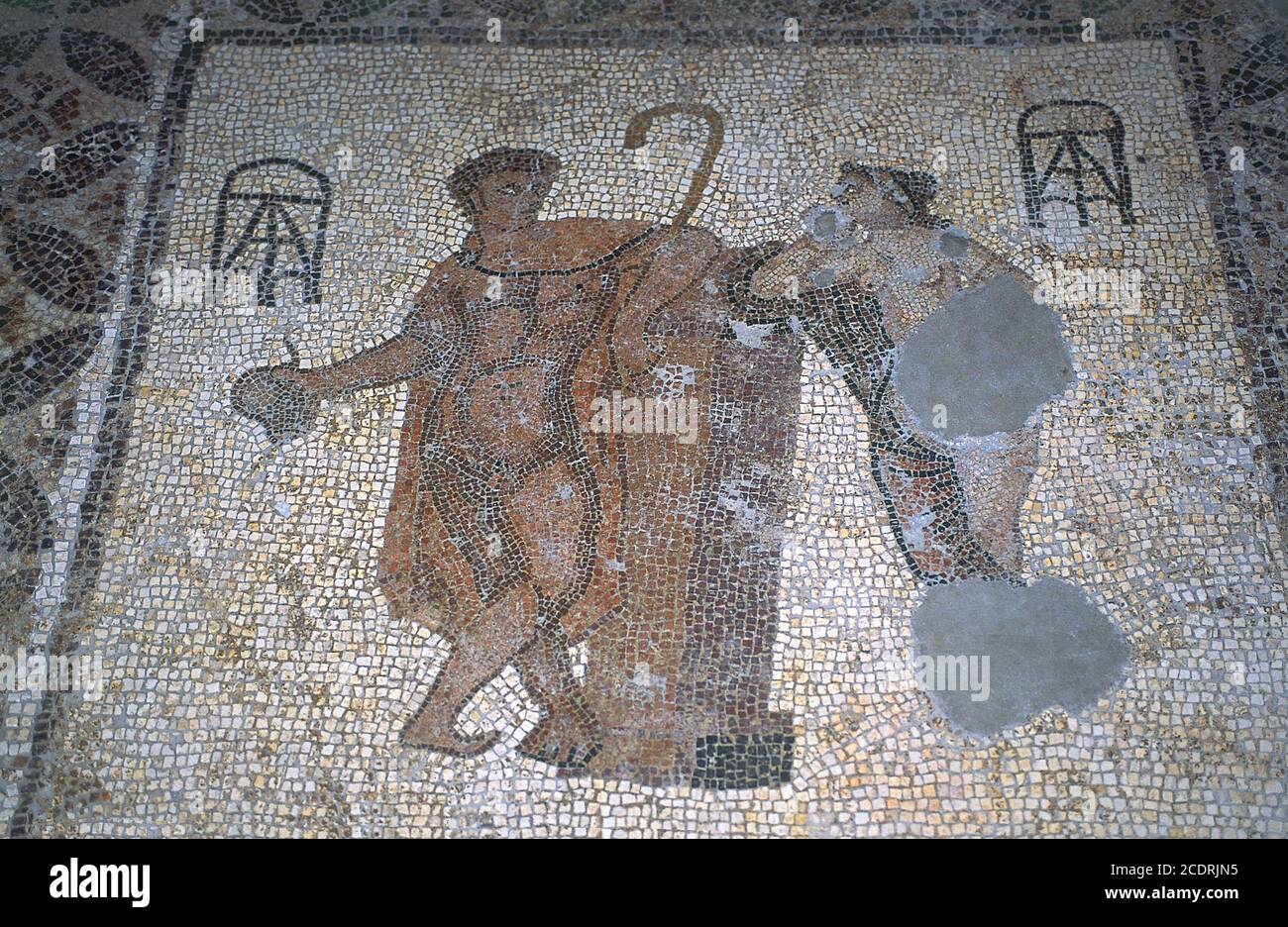 MOSAICO ROMANO DEL SIGLO III DC PROCEDENTE DE LA VILLA ROMANA DE CAN PAU BIROL (SUPUESTOS PERSONAJES APOLO NINFA PARIS AFRODITA TESEO ARIADNA). Lieu: MUSEO ARQUEOLOGICO Ver Monasterio S Pedro Galligan. GERONA. ESPAGNE. APHRODITE. Apollon. THESEUS. ARIADNE. PARIS (MITOLOGIA GRIEGA). Banque D'Images