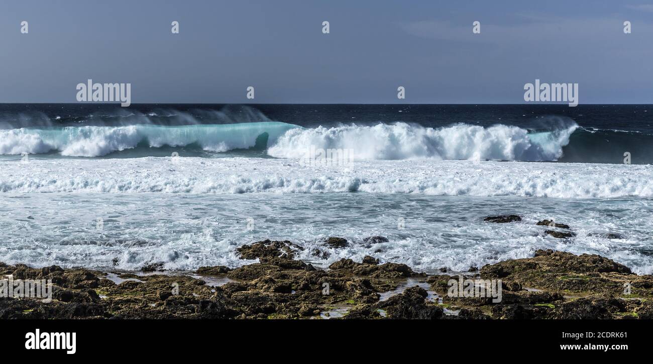 Vagues avec de fortes vagues de mer sur la côte de Lanzarote près de la Santa, îles Canaries Espagne, Europe Banque D'Images