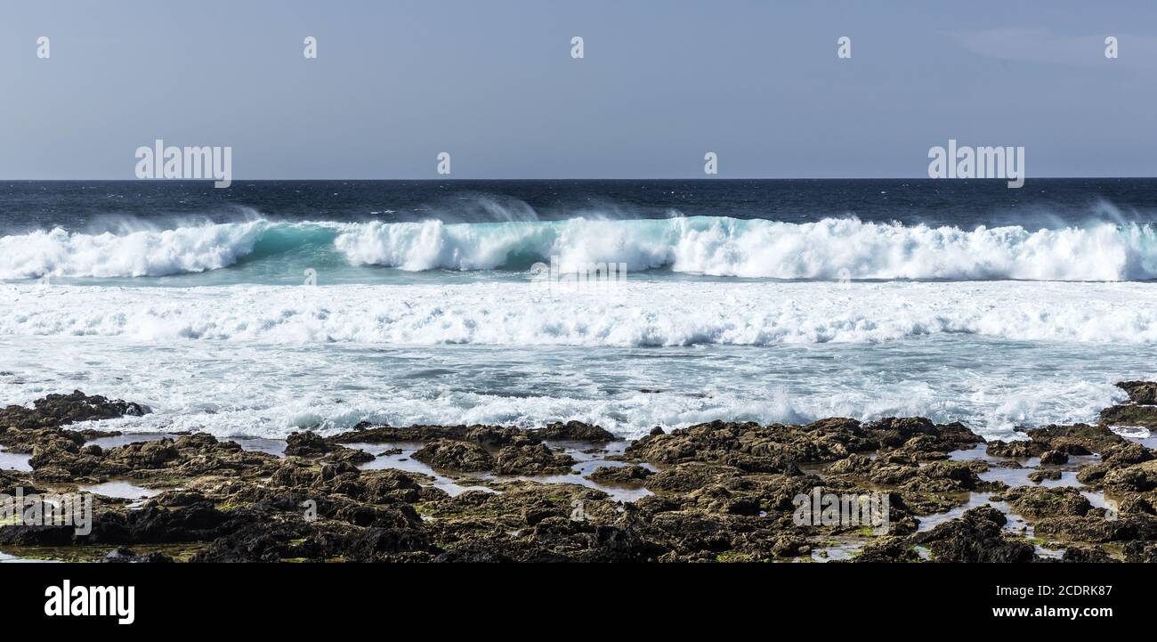Vagues avec de fortes vagues de mer sur la côte de Lanzarote près de la Santa, îles Canaries Espagne, Europe Banque D'Images