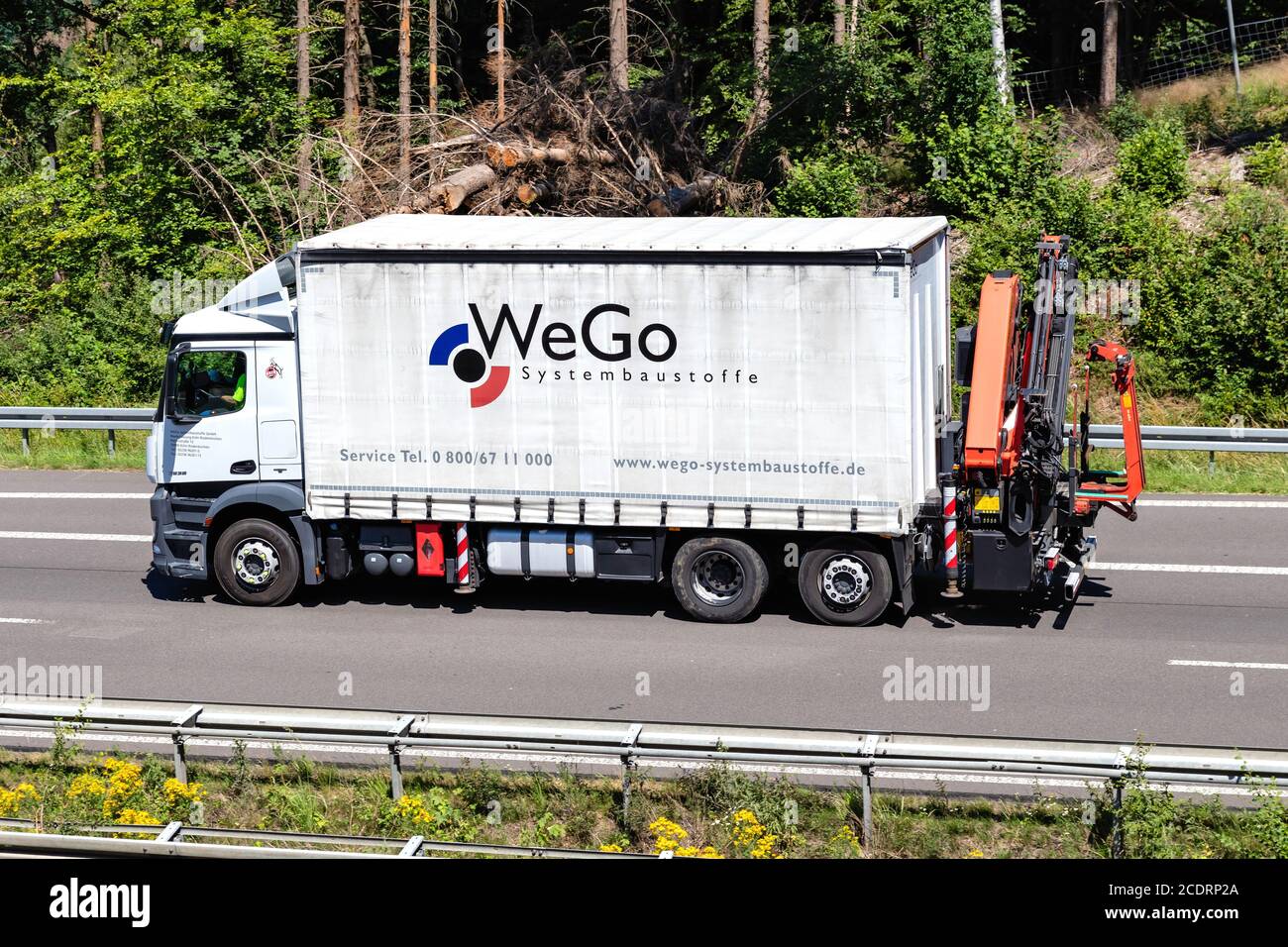 WeGo Mercedes-Benz camion de trottoir sur autoroute. Banque D'Images