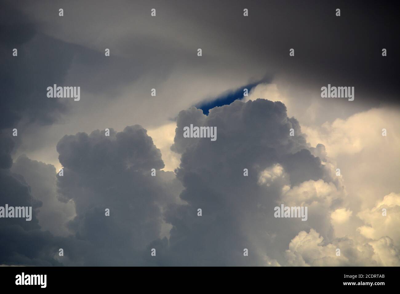 Les nuages Cumulus remplissent le ciel au-dessus du sud-ouest américain. Banque D'Images