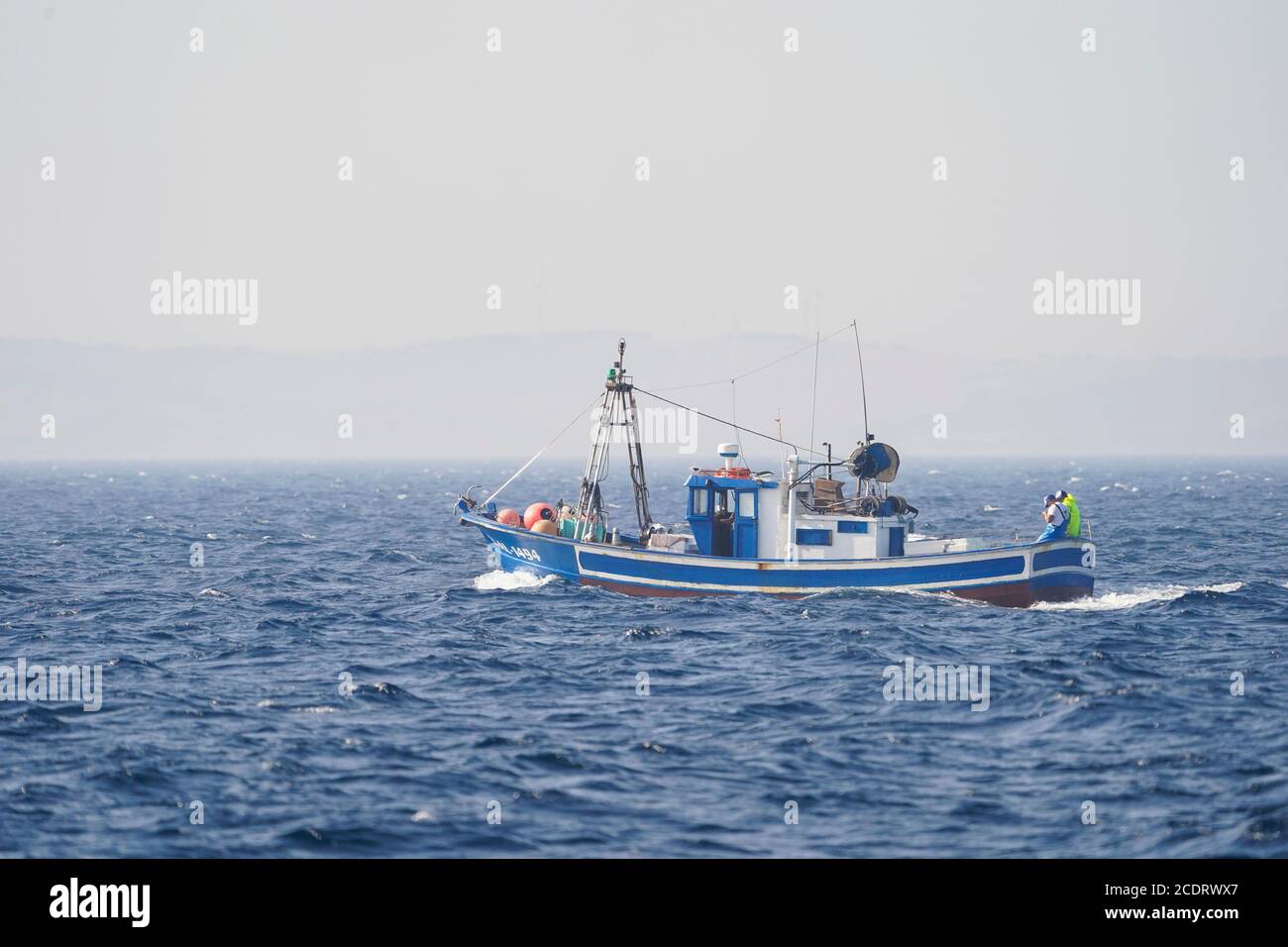 Bateau de pêche traditionnel espagnol sur la mer ouverte près de Tarifa, Andalousie, Espagne. Banque D'Images