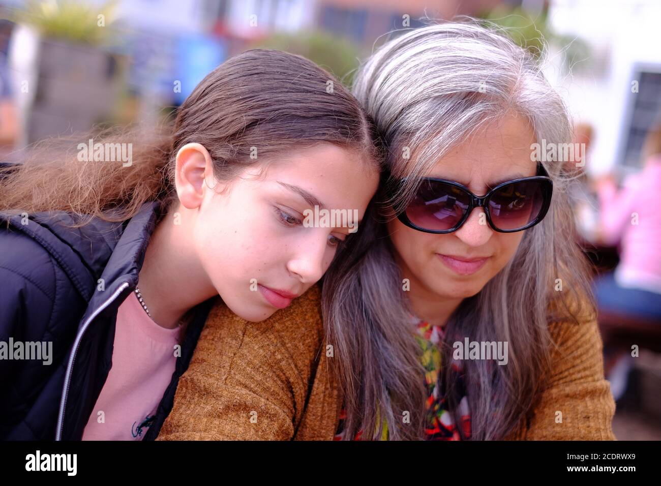 Mère et fille regardant l'écran du téléphone ensemble Banque D'Images