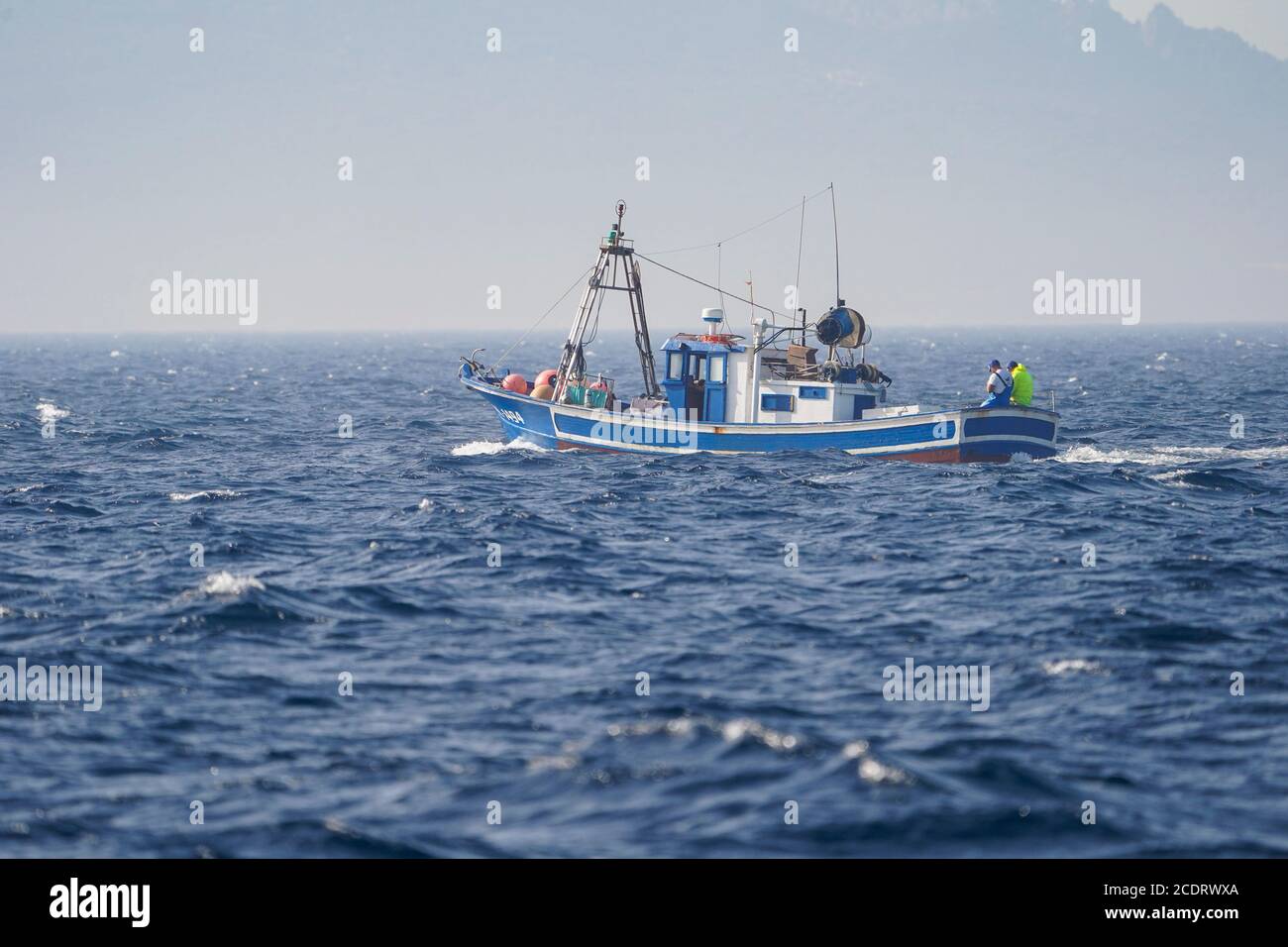 Bateau de pêche traditionnel espagnol sur la mer ouverte près de Tarifa, Andalousie, Espagne. Banque D'Images