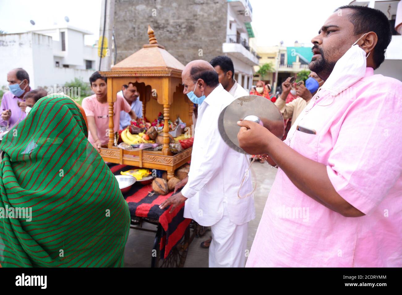 Beawar, Rajasthan, Inde, août 29,2020: Les dévotés hindous prennent part à une procession religieuse avec l'idole de Lord Krishna à l'occasion du festival 'Jal Jhulni Ekadashi' au milieu d'une pandémie de coronavirus, à Beawar. Sur cet Ekadashi, les Hindous adorent l'Avatar Vamana du Seigneur Vishnu. On croit que celui qui observe le jeûne de ce jour est béni d'un immense bonheur et de la bonne fortune. Une autre croyance que mère Yashodha lavé les vêtements de Seigneur Krishna ce jour. Crédit : Sumit Saraswat/Alay Live News Banque D'Images