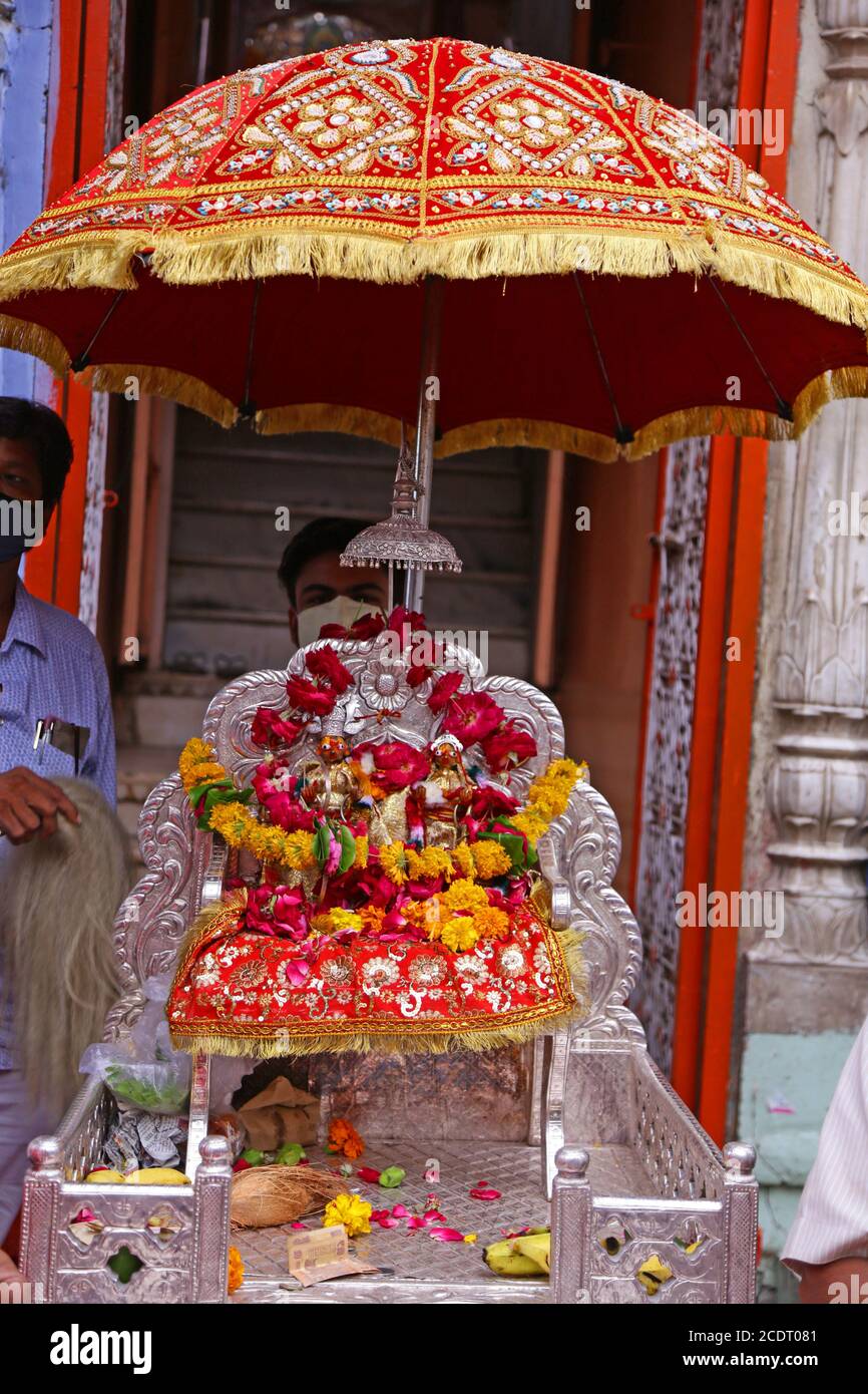 Beawar, Rajasthan, Inde, août 29,2020 : idole de Lord Rama et de la déesse Sita à un temple à l'occasion du festival 'Jal Jhulni Ekadashi' au milieu d'une pandémie de coronavirus, à Beawar. Sur cet Ekadashi, les Hindous adorent l'Avatar Vamana du Seigneur Vishnu. On croit que celui qui observe le jeûne de ce jour est béni d'un immense bonheur et de la bonne fortune. Une autre croyance que mère Yashodha lavé les vêtements de Seigneur Krishna ce jour. Crédit : Sumit Saraswat/Alay Live News Banque D'Images