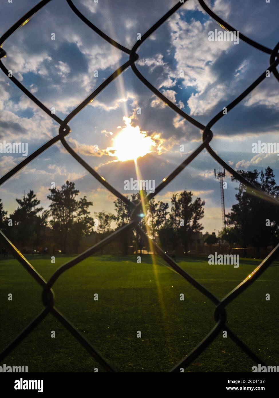 Coucher de soleil sur les terrains de football Banque D'Images