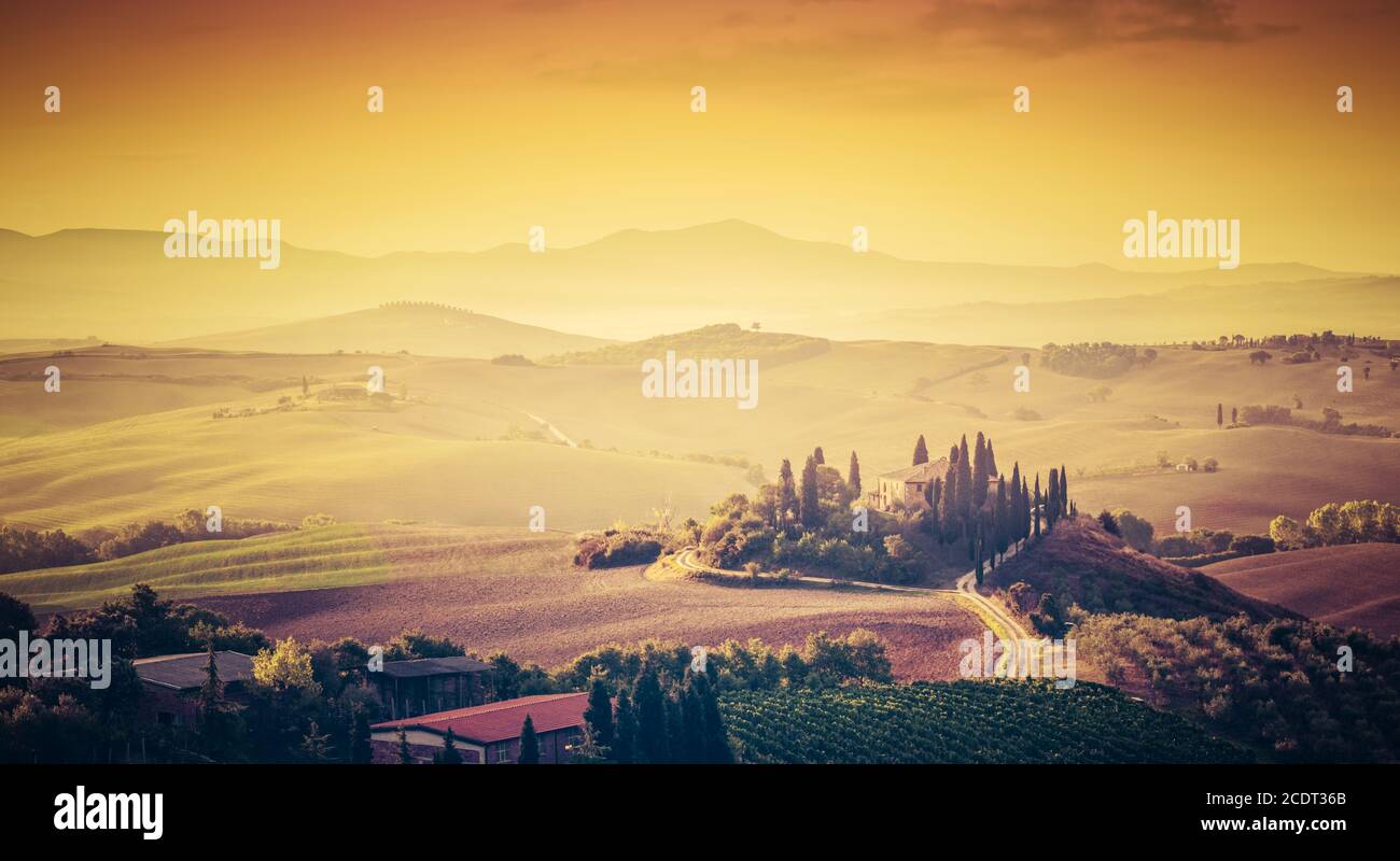 Toscane, Italie paysage. Panorama de très haute qualité pris à un merveilleux lever de soleil. Banque D'Images