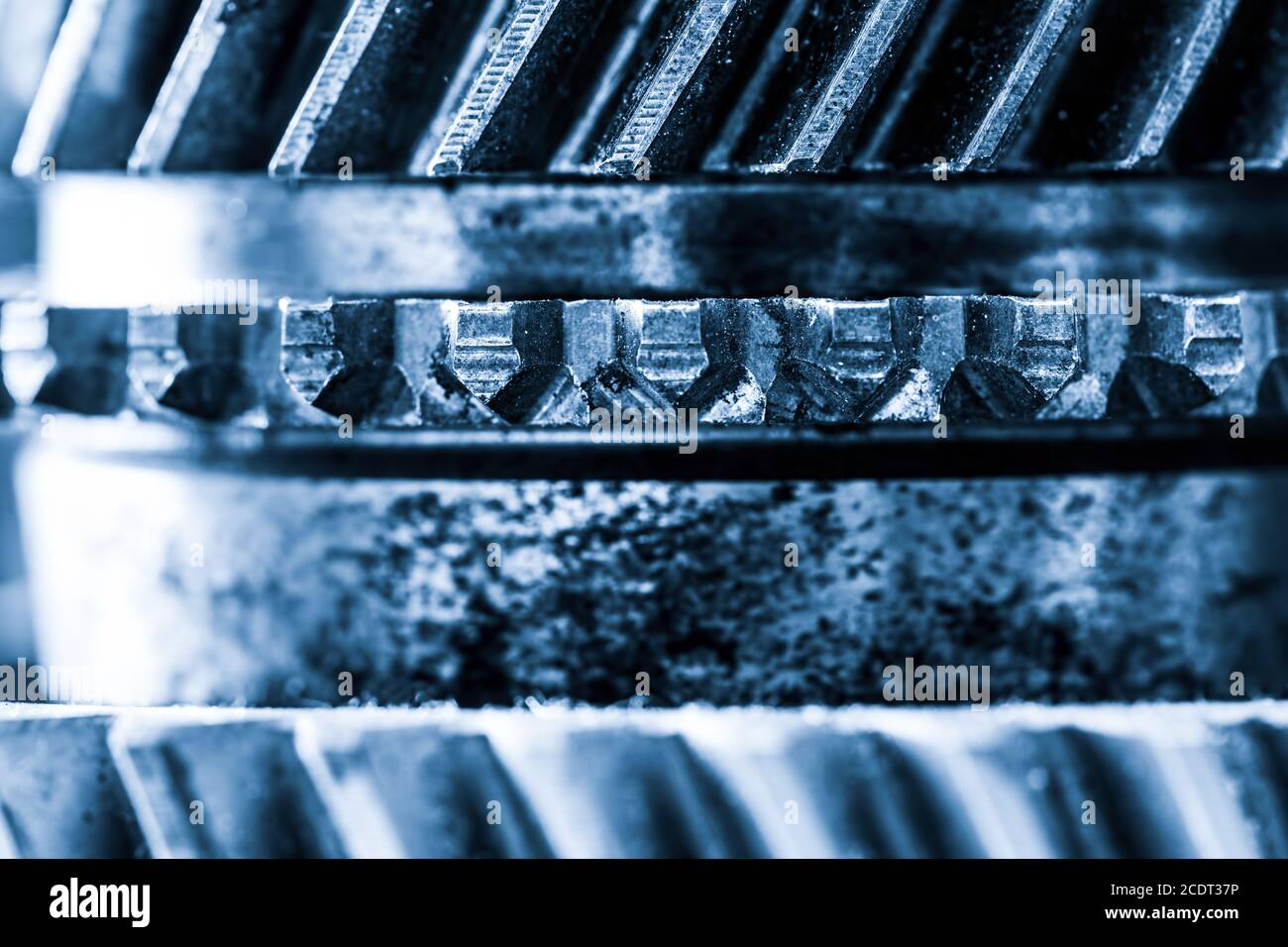 Gros plan sur les engrenages, les roues dentées de grunge et les éléments réels du moteur. Industrie lourde Banque D'Images
