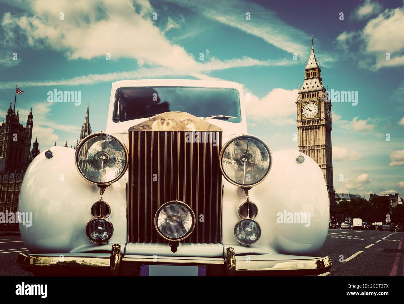 Voiture rétro, limousine à côté de Big Ben, Londres, Royaume-Uni Banque D'Images