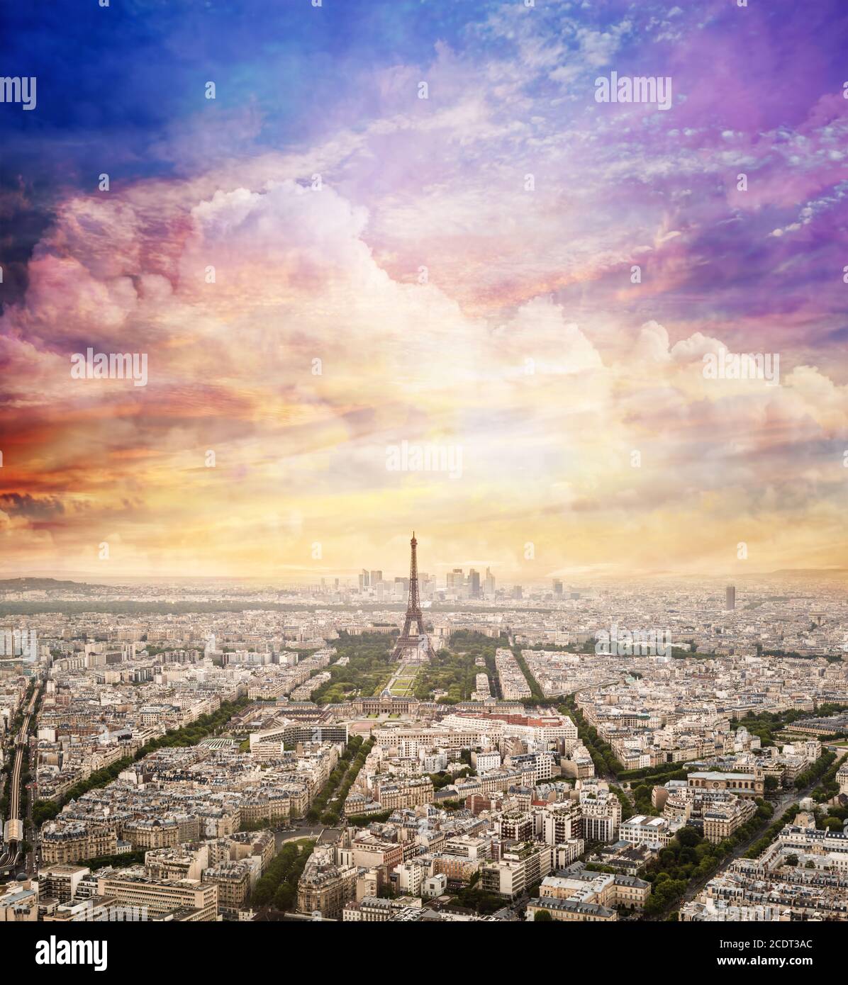 Horizon de Paris, France avec un magnifique coucher de soleil unique. La Tour Eiffel dans une lumière chaude Banque D'Images
