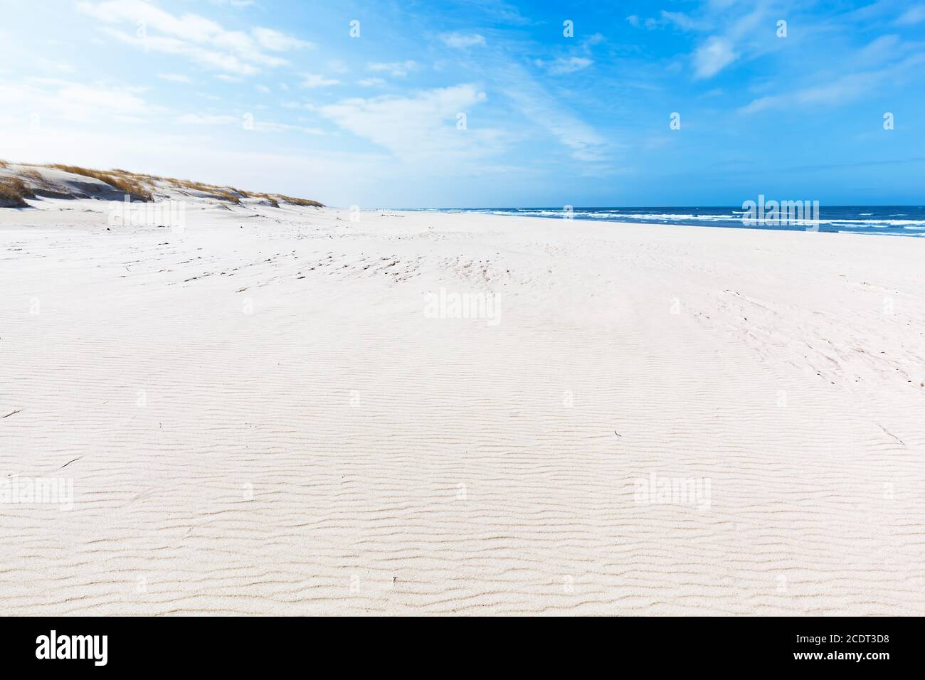 Large plage d'été et dunes dans le parc national de Slowinski, mer Baltique, Pologne. Banque D'Images
