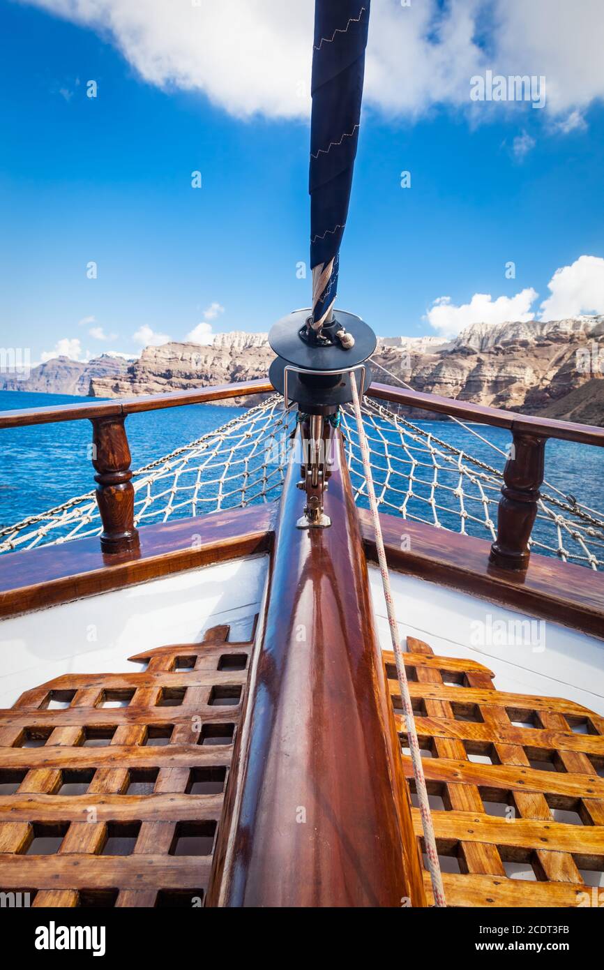 Vue à bord d'un bateau traditionnel naviguant sur la mer Égée à côté de l'île de Santorini. Banque D'Images